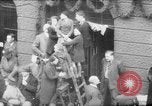 Standbild Parade begrüßt Hitler auf der Rückkehr von Österreich während Anschluss Berlin Deutschland, 1938, aus Sekunde 43 historischem Filmmaterial Videoclip 65675050936