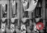 Standbild Parade begrüßt Hitler auf der Rückkehr von Österreich während Anschluss Berlin Deutschland, 1938, aus Sekunde 46 historischem Filmmaterial Videoclip 65675050936