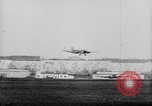 Standbild Parade begrüßt Hitler auf der Rückkehr von Österreich während Anschluss Berlin Deutschland, 1938, aus Sekunde 49 historischem Filmmaterial Videoclip 65675050936