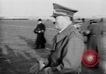 Standbild Parade begrüßt Hitler auf der Rückkehr von Österreich während Anschluss Berlin Deutschland, 1938, aus Sekunde 59 historischem Filmmaterial Videoclip 65675050936