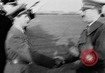 Standbild Parade begrüßt Hitler auf der Rückkehr von Österreich während Anschluss Berlin Deutschland, 1938, aus Sekunde 60 historischem Filmmaterial Videoclip 65675050936