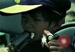 Standbild Vietnamesischer Flüchtlingskinder in den Vereinigten Staaten Florida United States USA, 1975, aus Sekunde 25 historischem Filmmaterial Videoclip 65675050943