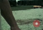Standbild Eine Transportable hospital Unit bietet medizinische Dienstleistungen für vietnamesische Flüchtlinge Florida United States USA, 1975, aus Sekunde 8 historischem Filmmaterial Videoclip 65675050946