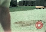 Standbild Eine Transportable hospital Unit bietet medizinische Dienstleistungen für vietnamesische Flüchtlinge Florida United States USA, 1975, aus Sekunde 11 historischem Filmmaterial Videoclip 65675050946