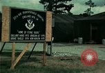 Standbild Eine Transportable hospital Unit bietet medizinische Dienstleistungen für vietnamesische Flüchtlinge Florida United States USA, 1975, aus Sekunde 12 historischem Filmmaterial Videoclip 65675050946