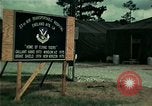 Standbild Eine Transportable hospital Unit bietet medizinische Dienstleistungen für vietnamesische Flüchtlinge Florida United States USA, 1975, aus Sekunde 13 historischem Filmmaterial Videoclip 65675050946