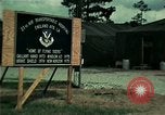 Standbild Eine Transportable hospital Unit bietet medizinische Dienstleistungen für vietnamesische Flüchtlinge Florida United States USA, 1975, aus Sekunde 14 historischem Filmmaterial Videoclip 65675050946