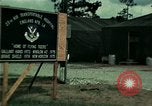 Standbild Eine Transportable hospital Unit bietet medizinische Dienstleistungen für vietnamesische Flüchtlinge Florida United States USA, 1975, aus Sekunde 15 historischem Filmmaterial Videoclip 65675050946