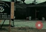 Standbild Eine Transportable hospital Unit bietet medizinische Dienstleistungen für vietnamesische Flüchtlinge Florida United States USA, 1975, aus Sekunde 16 historischem Filmmaterial Videoclip 65675050946