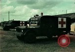 Standbild Eine Transportable hospital Unit bietet medizinische Dienstleistungen für vietnamesische Flüchtlinge Florida United States USA, 1975, aus Sekunde 28 historischem Filmmaterial Videoclip 65675050946