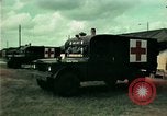 Standbild Eine Transportable hospital Unit bietet medizinische Dienstleistungen für vietnamesische Flüchtlinge Florida United States USA, 1975, aus Sekunde 29 historischem Filmmaterial Videoclip 65675050946