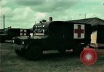 Standbild Eine Transportable hospital Unit bietet medizinische Dienstleistungen für vietnamesische Flüchtlinge Florida United States USA, 1975, aus Sekunde 31 historischem Filmmaterial Videoclip 65675050946