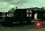 Standbild Eine Transportable hospital Unit bietet medizinische Dienstleistungen für vietnamesische Flüchtlinge Florida United States USA, 1975, aus Sekunde 32 historischem Filmmaterial Videoclip 65675050946
