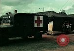 Standbild Eine Transportable hospital Unit bietet medizinische Dienstleistungen für vietnamesische Flüchtlinge Florida United States USA, 1975, aus Sekunde 33 historischem Filmmaterial Videoclip 65675050946