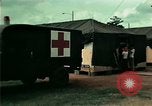 Standbild Eine Transportable hospital Unit bietet medizinische Dienstleistungen für vietnamesische Flüchtlinge Florida United States USA, 1975, aus Sekunde 34 historischem Filmmaterial Videoclip 65675050946