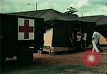 Standbild Eine Transportable hospital Unit bietet medizinische Dienstleistungen für vietnamesische Flüchtlinge Florida United States USA, 1975, aus Sekunde 35 historischem Filmmaterial Videoclip 65675050946