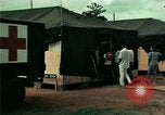 Standbild Eine Transportable hospital Unit bietet medizinische Dienstleistungen für vietnamesische Flüchtlinge Florida United States USA, 1975, aus Sekunde 36 historischem Filmmaterial Videoclip 65675050946