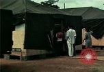 Standbild Eine Transportable hospital Unit bietet medizinische Dienstleistungen für vietnamesische Flüchtlinge Florida United States USA, 1975, aus Sekunde 37 historischem Filmmaterial Videoclip 65675050946