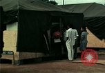 Standbild Eine Transportable hospital Unit bietet medizinische Dienstleistungen für vietnamesische Flüchtlinge Florida United States USA, 1975, aus Sekunde 38 historischem Filmmaterial Videoclip 65675050946