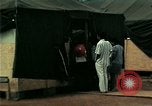 Standbild Eine Transportable hospital Unit bietet medizinische Dienstleistungen für vietnamesische Flüchtlinge Florida United States USA, 1975, aus Sekunde 39 historischem Filmmaterial Videoclip 65675050946