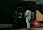 Standbild Eine Transportable hospital Unit bietet medizinische Dienstleistungen für vietnamesische Flüchtlinge Florida United States USA, 1975, aus Sekunde 41 historischem Filmmaterial Videoclip 65675050946