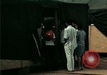 Standbild Eine Transportable hospital Unit bietet medizinische Dienstleistungen für vietnamesische Flüchtlinge Florida United States USA, 1975, aus Sekunde 42 historischem Filmmaterial Videoclip 65675050946