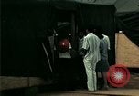 Standbild Eine Transportable hospital Unit bietet medizinische Dienstleistungen für vietnamesische Flüchtlinge Florida United States USA, 1975, aus Sekunde 43 historischem Filmmaterial Videoclip 65675050946
