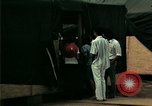 Standbild Eine Transportable hospital Unit bietet medizinische Dienstleistungen für vietnamesische Flüchtlinge Florida United States USA, 1975, aus Sekunde 44 historischem Filmmaterial Videoclip 65675050946