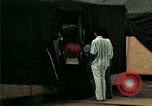 Standbild Eine Transportable hospital Unit bietet medizinische Dienstleistungen für vietnamesische Flüchtlinge Florida United States USA, 1975, aus Sekunde 47 historischem Filmmaterial Videoclip 65675050946