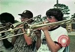 Standbild Vietnamesische Flüchtlinge Musik hören Florida United States USA, 1975, aus Sekunde 1 historischem Filmmaterial Videoclip 65675050947