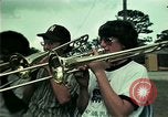 Standbild Vietnamesische Flüchtlinge Musik hören Florida United States USA, 1975, aus Sekunde 3 historischem Filmmaterial Videoclip 65675050947