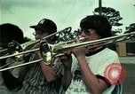 Standbild Vietnamesische Flüchtlinge Musik hören Florida United States USA, 1975, aus Sekunde 4 historischem Filmmaterial Videoclip 65675050947
