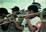 Standbild Vietnamesische Flüchtlinge Musik hören Florida United States USA, 1975, aus Sekunde 6 historischem Filmmaterial Videoclip 65675050947