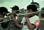 Standbild Vietnamesische Flüchtlinge Musik hören Florida United States USA, 1975, aus Sekunde 7 historischem Filmmaterial Videoclip 65675050947