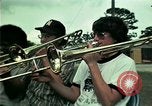 Standbild Vietnamesische Flüchtlinge Musik hören Florida United States USA, 1975, aus Sekunde 8 historischem Filmmaterial Videoclip 65675050947