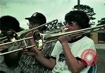 Standbild Vietnamesische Flüchtlinge Musik hören Florida United States USA, 1975, aus Sekunde 9 historischem Filmmaterial Videoclip 65675050947