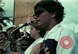 Standbild Vietnamesische Flüchtlinge Musik hören Florida United States USA, 1975, aus Sekunde 10 historischem Filmmaterial Videoclip 65675050947