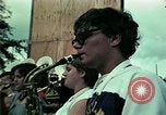 Standbild Vietnamesische Flüchtlinge Musik hören Florida United States USA, 1975, aus Sekunde 11 historischem Filmmaterial Videoclip 65675050947