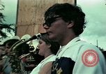 Standbild Vietnamesische Flüchtlinge Musik hören Florida United States USA, 1975, aus Sekunde 12 historischem Filmmaterial Videoclip 65675050947