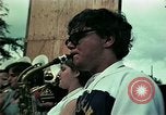 Standbild Vietnamesische Flüchtlinge Musik hören Florida United States USA, 1975, aus Sekunde 14 historischem Filmmaterial Videoclip 65675050947