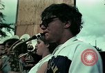 Standbild Vietnamesische Flüchtlinge Musik hören Florida United States USA, 1975, aus Sekunde 15 historischem Filmmaterial Videoclip 65675050947