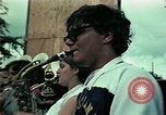 Standbild Vietnamesische Flüchtlinge Musik hören Florida United States USA, 1975, aus Sekunde 16 historischem Filmmaterial Videoclip 65675050947