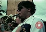 Standbild Vietnamesische Flüchtlinge Musik hören Florida United States USA, 1975, aus Sekunde 17 historischem Filmmaterial Videoclip 65675050947