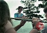 Standbild Vietnamesische Flüchtlinge Musik hören Florida United States USA, 1975, aus Sekunde 18 historischem Filmmaterial Videoclip 65675050947