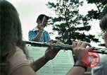 Standbild Vietnamesische Flüchtlinge Musik hören Florida United States USA, 1975, aus Sekunde 19 historischem Filmmaterial Videoclip 65675050947