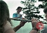 Standbild Vietnamesische Flüchtlinge Musik hören Florida United States USA, 1975, aus Sekunde 20 historischem Filmmaterial Videoclip 65675050947
