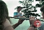 Standbild Vietnamesische Flüchtlinge Musik hören Florida United States USA, 1975, aus Sekunde 21 historischem Filmmaterial Videoclip 65675050947