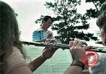 Standbild Vietnamesische Flüchtlinge Musik hören Florida United States USA, 1975, aus Sekunde 22 historischem Filmmaterial Videoclip 65675050947