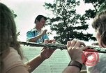 Standbild Vietnamesische Flüchtlinge Musik hören Florida United States USA, 1975, aus Sekunde 23 historischem Filmmaterial Videoclip 65675050947