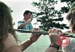 Standbild Vietnamesische Flüchtlinge Musik hören Florida United States USA, 1975, aus Sekunde 24 historischem Filmmaterial Videoclip 65675050947